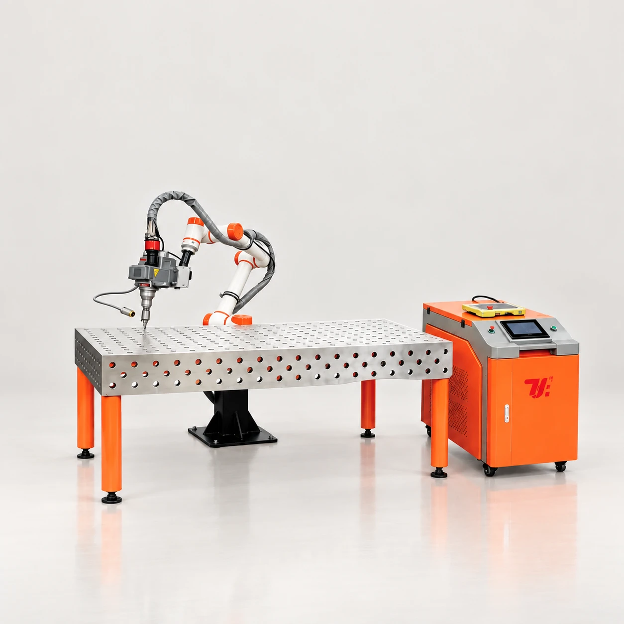 Kollaborative Roboter-Laserschweißstation mit perforierter Arbeitsplatte und Schaltschrank
