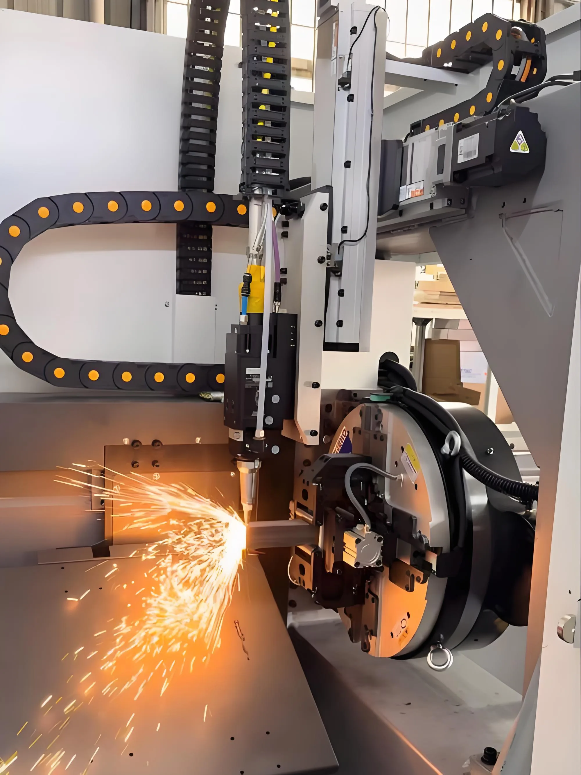 TY-S120-G Laser-Rohrschneidkopf und pneumatisches Spannfutter schneiden ein Vierkantrohr